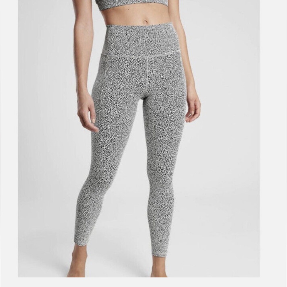 Athleta Salutation Stash cropped tight